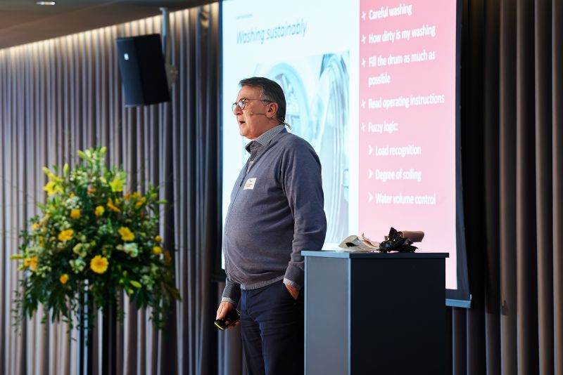 Swissatest am Textil-Symposium von armasuisse: Wenn Schmutz auf Wissenschaft trifft Image