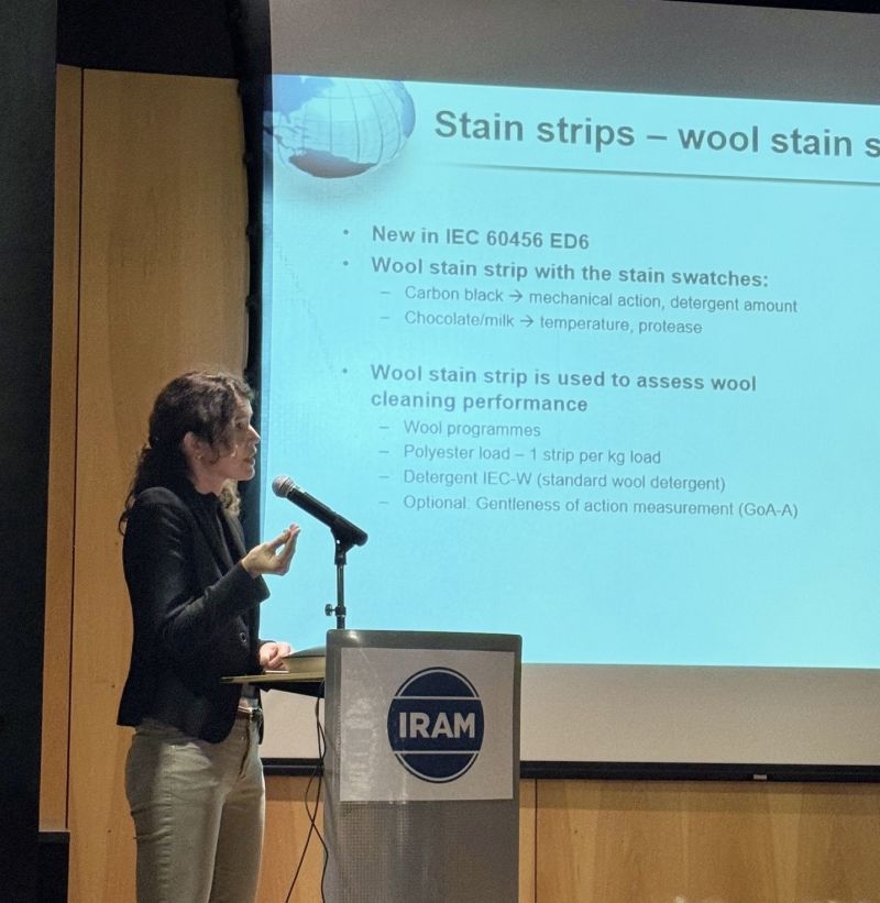 Neuigkeiten in der Performanceprüfung für Waschmaschinen: Swissatest präsentiert neue Testmaterialien auf internationaler Bühne Image